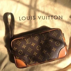 Authentic Louis Vuitton wristlet no cracking